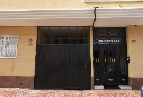 Herverkoop - Opslagruimte -
Torrevieja - Estacion de autobuses