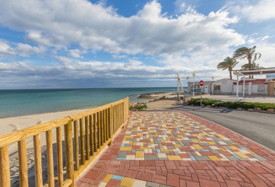 Herverkoop - Halfvrijstaande villa -
Cabo Roig - La Regia