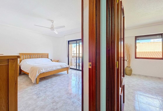 Herverkoop - Herenhuis -
Pinoso