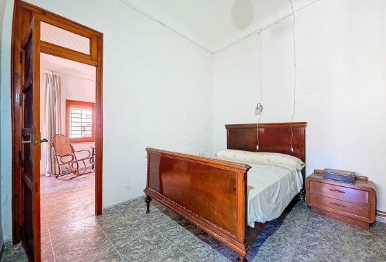 Herverkoop - Herenhuis -
Pinoso