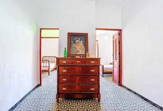 Herverkoop - Herenhuis -
Pinoso