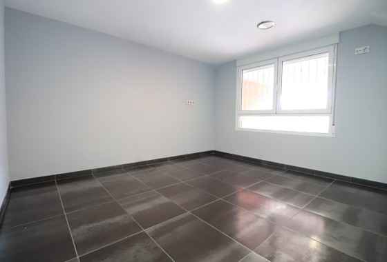 Herverkoop - Commercieel -
Formentera del Segura - Formentera - Village