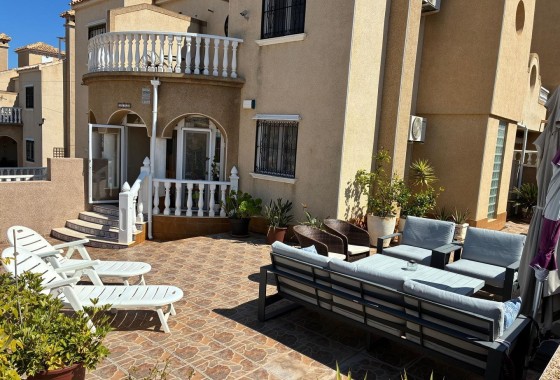 Herverkoop - Halfvrijstaande villa -
Orihuela Costa