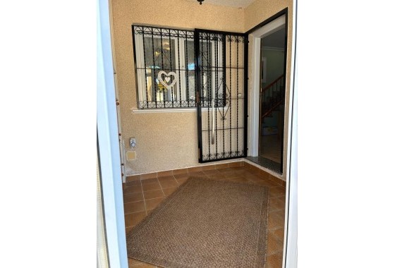 Herverkoop - Halfvrijstaande villa -
Orihuela Costa