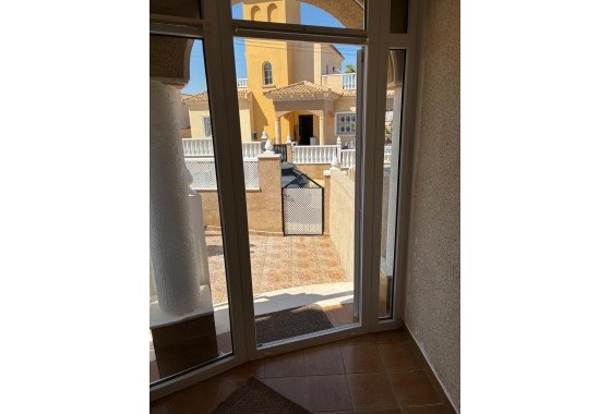 Herverkoop - Halfvrijstaande villa -
Orihuela Costa