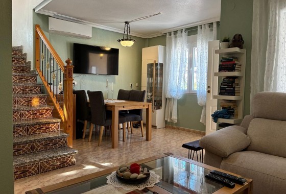 Herverkoop - Halfvrijstaande villa -
Orihuela Costa