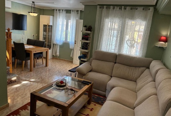 Herverkoop - Halfvrijstaande villa -
Orihuela Costa