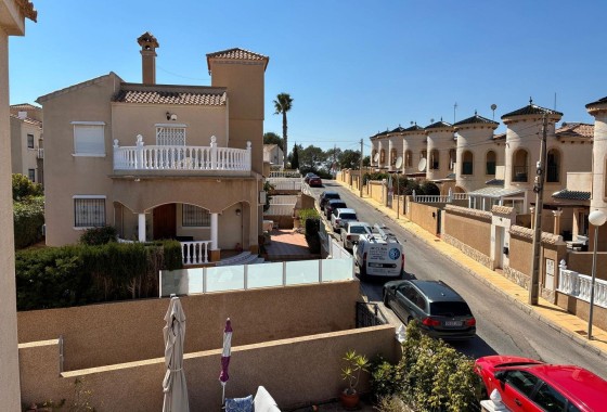 Herverkoop - Halfvrijstaande villa -
Orihuela Costa