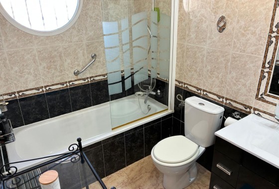 Herverkoop - Halfvrijstaande villa -
Orihuela Costa