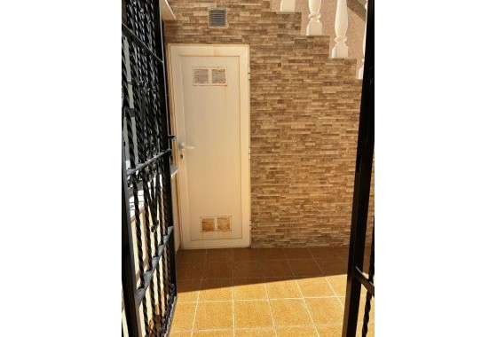 Herverkoop - Halfvrijstaande villa -
Orihuela Costa