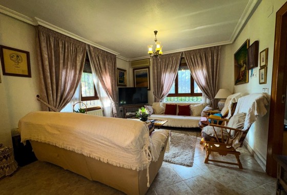 Herverkoop - Finca Landelijk pand -
Orihuela