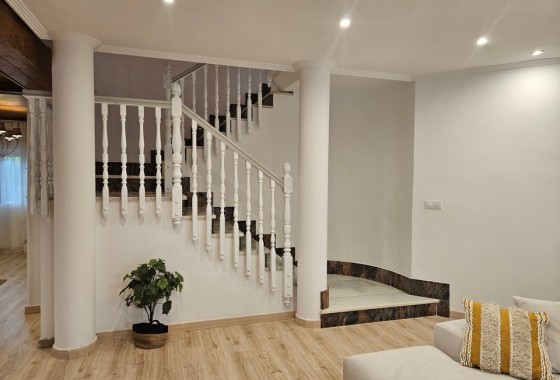 Herverkoop - Finca Landelijk pand -
Orihuela