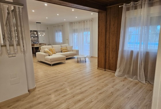 Herverkoop - Finca Landelijk pand -
Orihuela