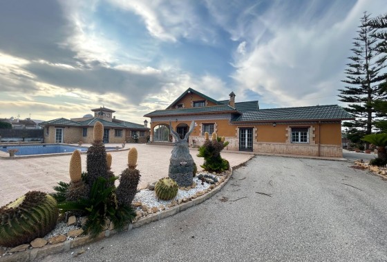 Herverkoop - Finca Landelijk pand -
Catral