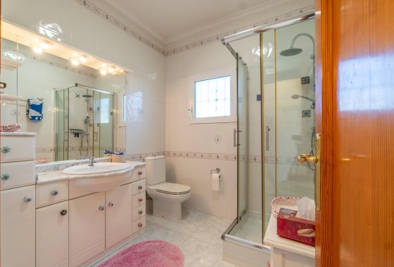 Venta - Chalet Independiente -
Orihuela Costa - La Zenia