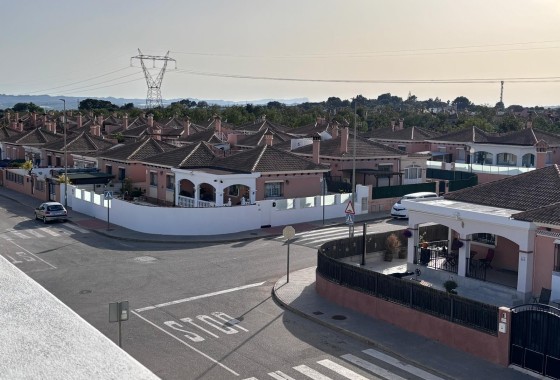 Herverkoop - Halfvrijstaande villa -
Los Montesinos - La Herada