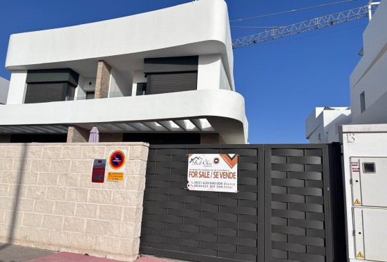 Herverkoop - Halfvrijstaande villa -
Los Montesinos - La Herada