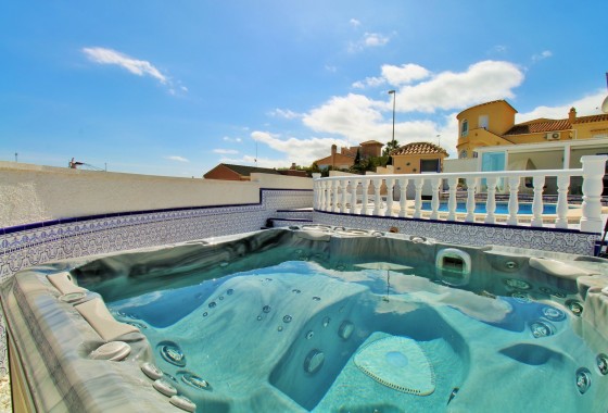 Herverkoop - Vrijstaande Villa -
Villamartín