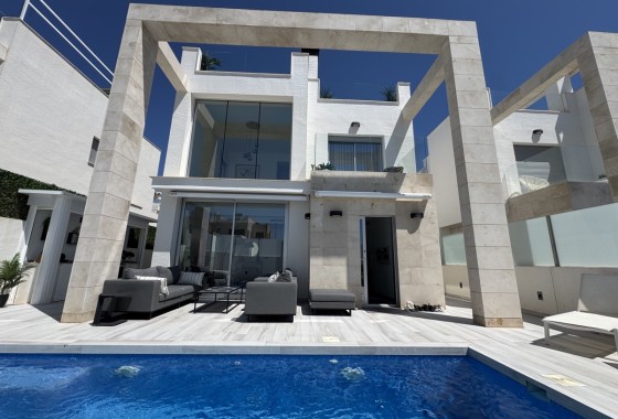 Venta - Chalet Independiente -
Lomas de Cabo Roig