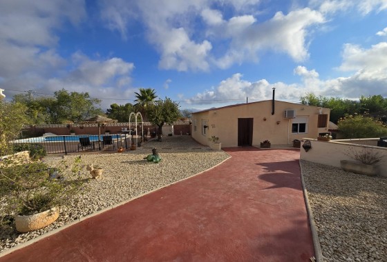 Sprzedaż - Willa wolnostojąca -
SAX