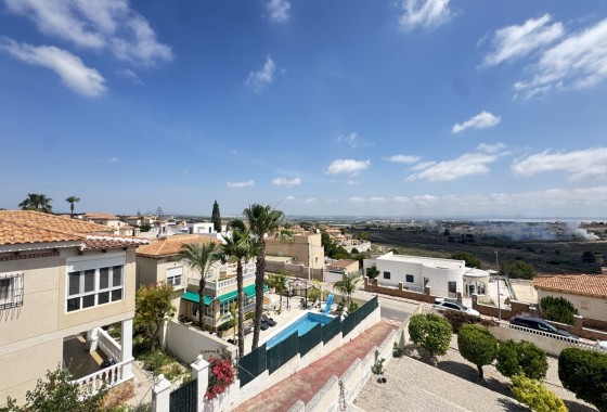 Wiederverkauf - Freistehende Villa -
San Miguel de Salinas