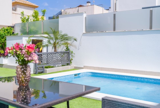 Venta - Chalet Independiente -
Torrevieja