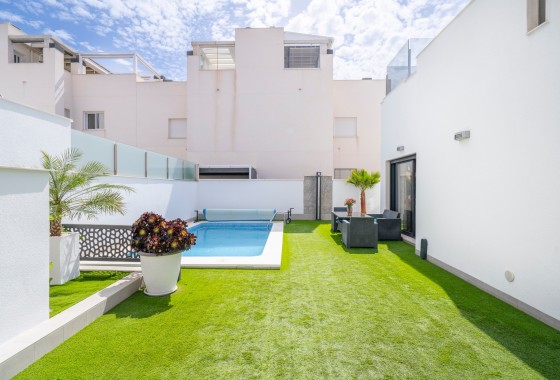 Venta - Chalet Independiente -
Torrevieja