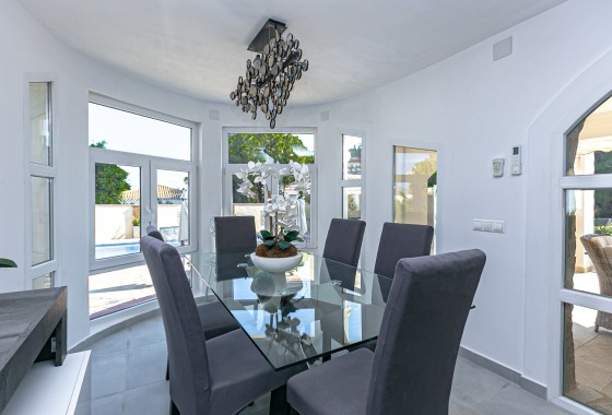 Herverkoop - Vrijstaande Villa -
Campoamor - Lomas de Don Juan