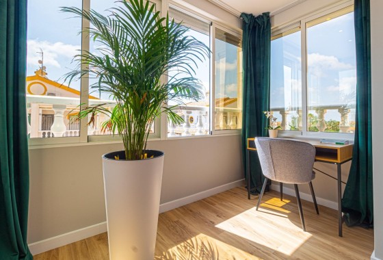 Herverkoop - Stadswoning -
Torrevieja - Los altos