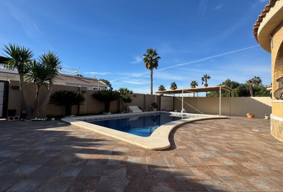 Venta - Chalet Independiente -
Benijofar