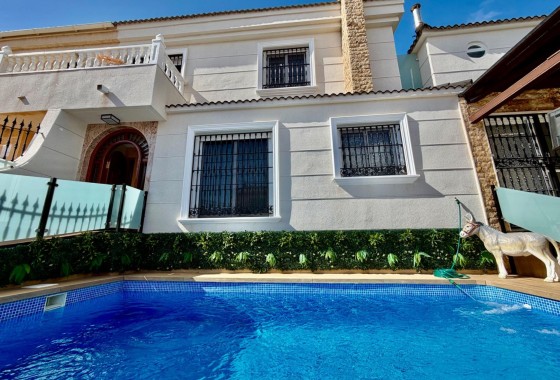 Herverkoop - Halfvrijstaande villa -
Orihuela Costa - La Zenia
