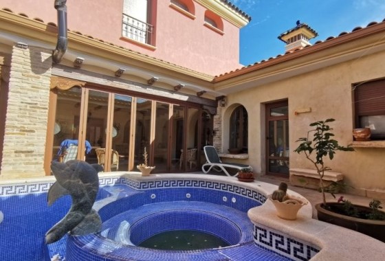 Herverkoop - Vrijstaande Villa -
Orihuela