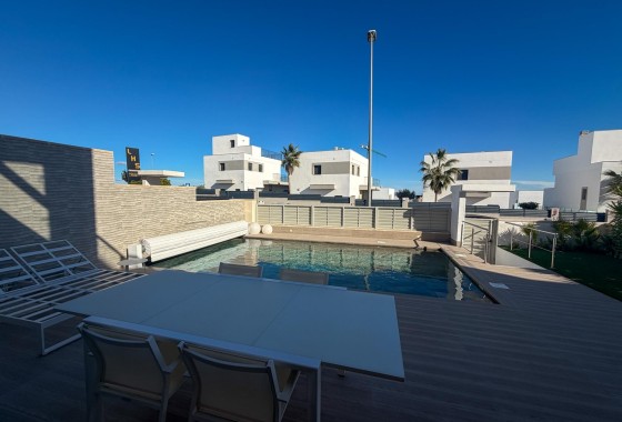 Venta - Chalet Independiente -
San Miguel de Salinas - Bellavista