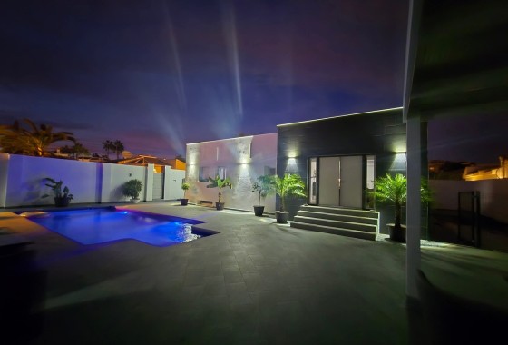 Resale - Freistehende Villa -
Rojales - Inland