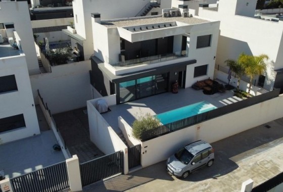 Resale - Freistehende Villa -
Algorfa