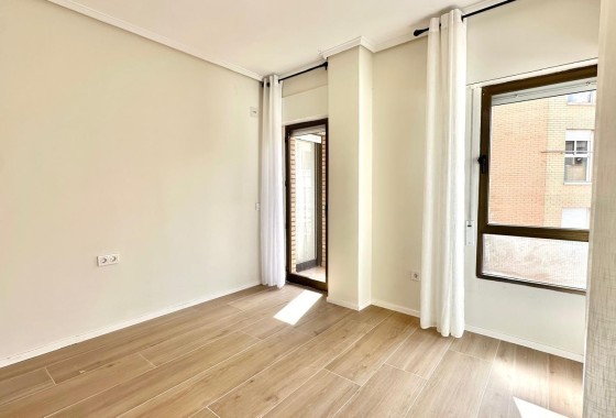 Sprzedaż - Apartament / Mieszkanie -
Torrevieja - Center