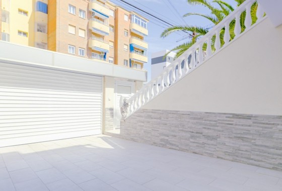 Herverkoop - Stadswoning -
Torrevieja - Punta Prima