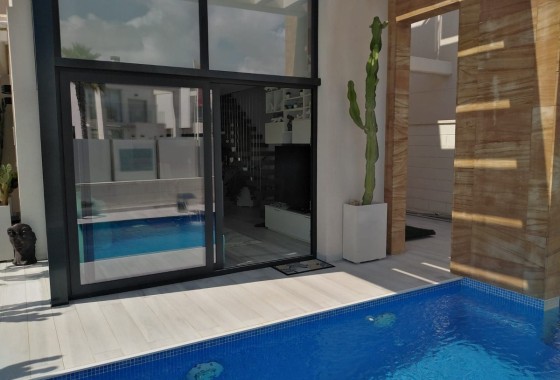 Venta - Chalet Independiente -
Orihuela Costa - Costa Blanca
