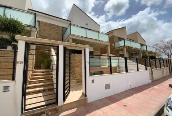 Venta - Chalet Independiente -
Roldan - Inland