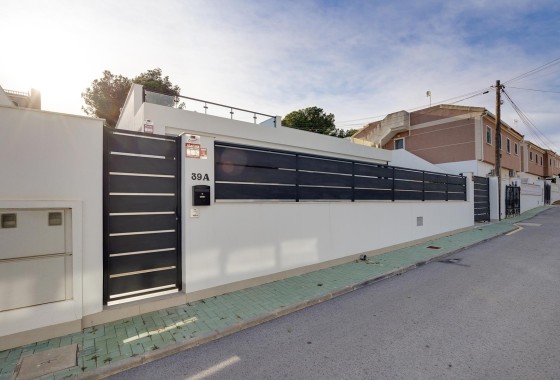 Venta - Chalet Independiente -
Pinar de Campoverde - Inland