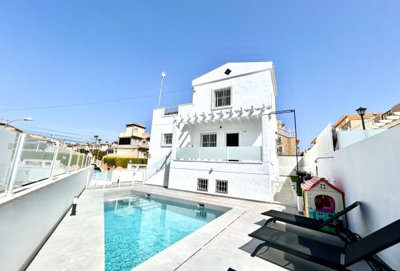 Herverkoop - Vrijstaande Villa -
Villamartín - Costa Blanca