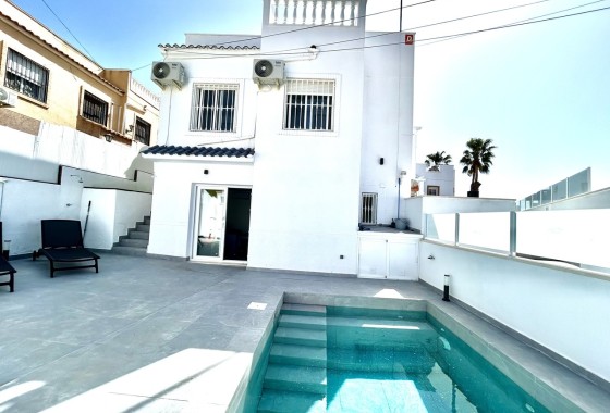 Herverkoop - Vrijstaande Villa -
Villamartín - Costa Blanca
