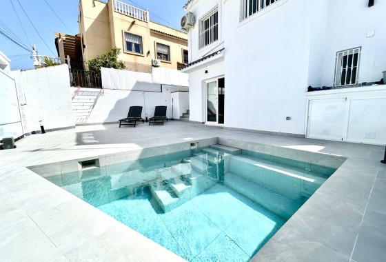 Herverkoop - Vrijstaande Villa -
Villamartín - Costa Blanca