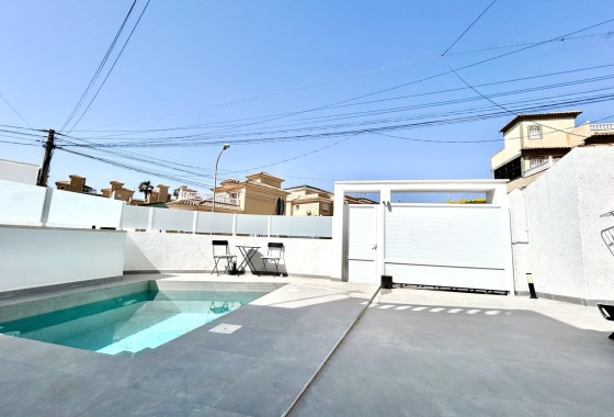 Herverkoop - Vrijstaande Villa -
Villamartín - Costa Blanca