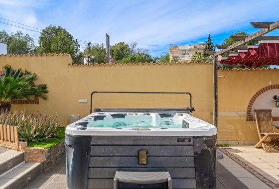 Herverkoop - Vrijstaande Villa -
Orihuela Costa - Las Filipinas