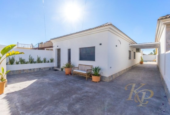 Sprzedaż - Willa wolnostojąca -
Torrevieja - Costa Blanca