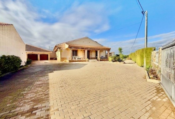 Resale - Freistehende Villa -
Avileses - Inland