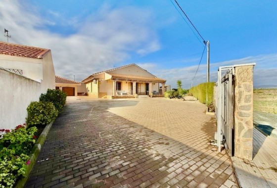 Resale - Freistehende Villa -
Avileses - Inland