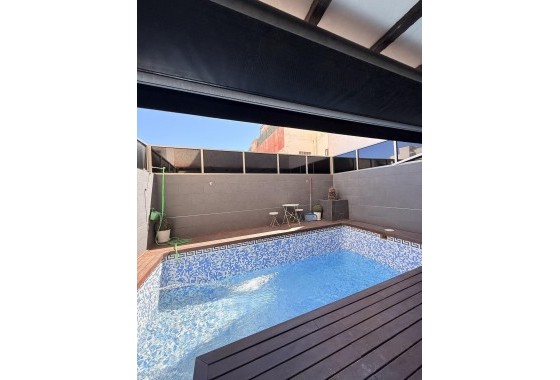 Venta - Casa de pueblo -
Torrevieja