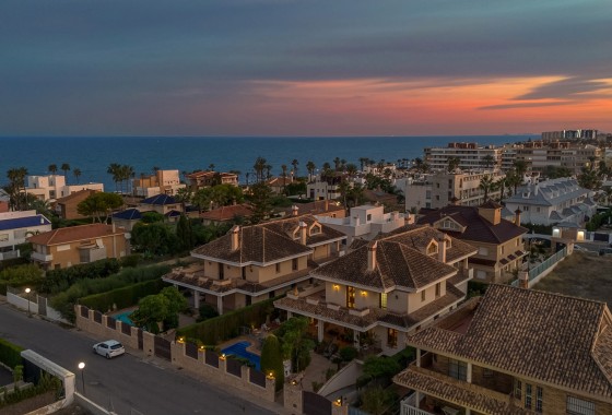 Sprzedaż - Willa wolnostojąca -
Torrevieja - Costa Blanca